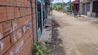 le doy dinero a la esposa de mi vecino para que la chupe