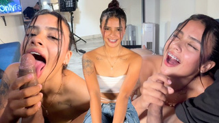 Brunettemodel med seler giver mig et lækkert oral sex i bytte for mine ydelser