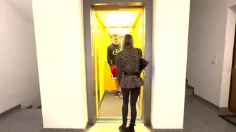 Porno attrice amatoriale incontra un fan in ascensore e lo scopa. (Dialoghi sporchi in Italiano)
