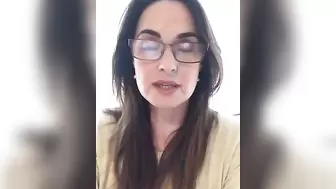 ATTRACTIVE BRUNETTE MOM