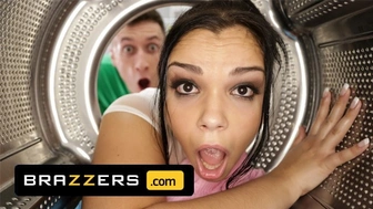 Brazzers - Sofia Lee Gets Stuck In The Dryer & Ends Up Getting An Anal Afternoon Delight
