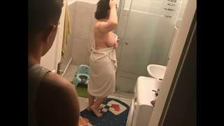 Enişte Baldızını Banyoda Görünce Dayanamadı Karısı Yokken Banyoda Domaltıp Sikti