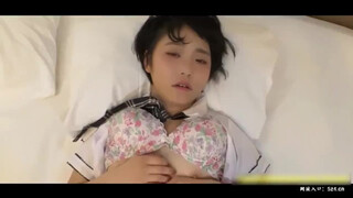 干完一炮再来一炮，短发清纯学生妹下课校服都还没换就被我按在床上操到满脸潮红，舒服到眼神都在游离，估计她这辈子都没有那么舒服过.宜家短裙校服成都黑人帽吴